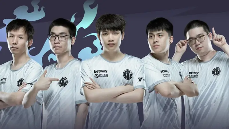 IG (Invictus Gaming) với đội hình 7 người?